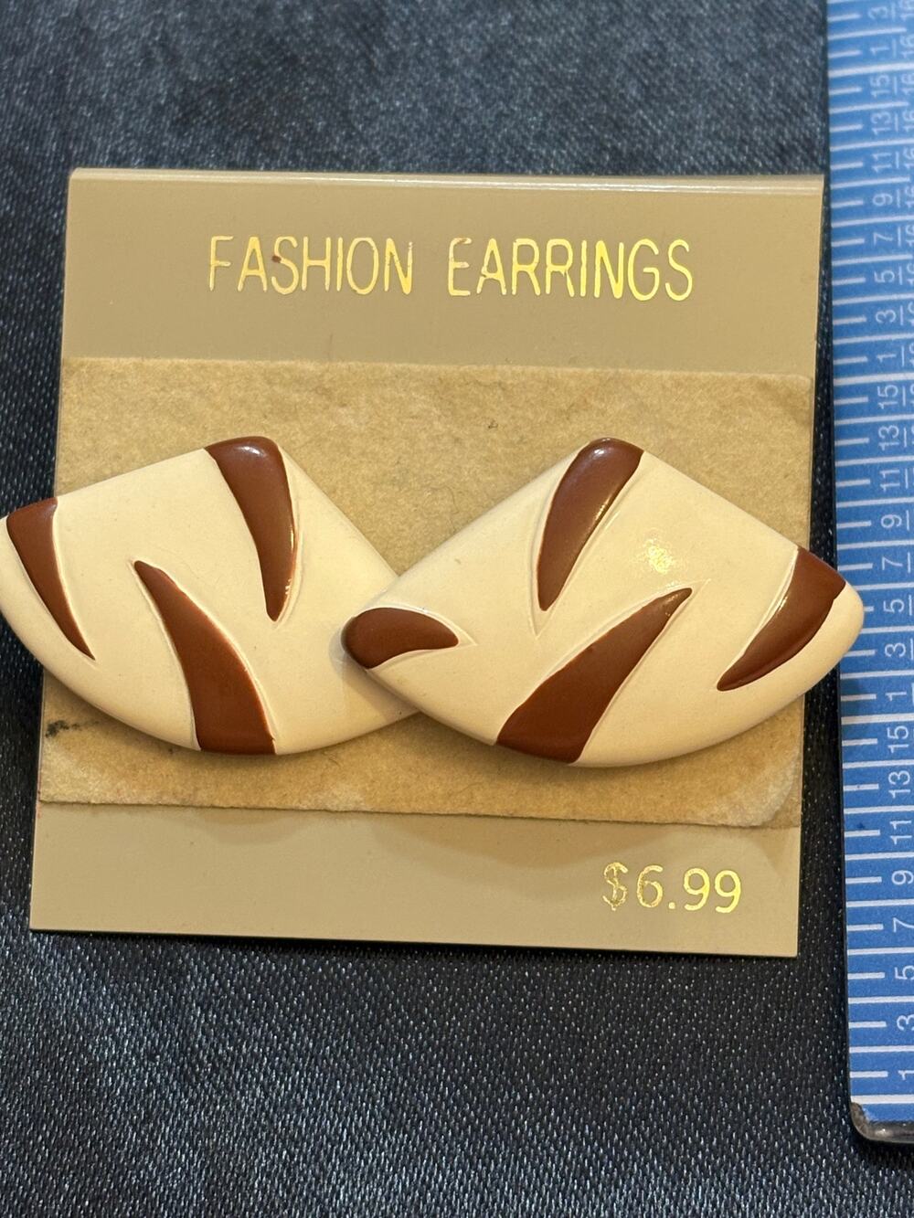 Vintage 80s Lightweight Abstract Cream Brown Stud Earrings $18